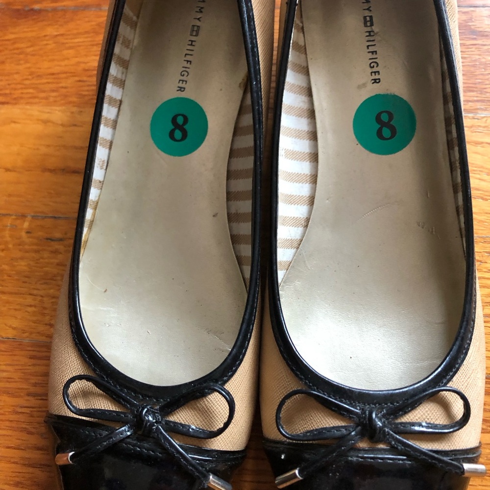 Tommy Hilfiger Women's Black and Tan Bow Flats